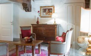 A seating area at Duomo Vigna Nuova by Halldis