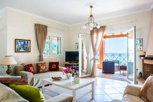 una sala de estar con un sofá y una mesa en Villa Nefeli, en Nisakion