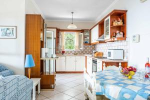 Una cocina con una mesa con un bol de fruta encima. en Villa Selini, en Nisakion