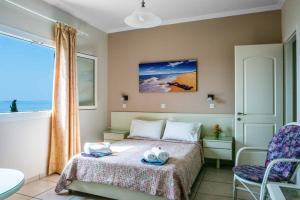 Un dormitorio con una cama y una silla y una ventana. en Villa Selini, en Nisakion 13 fotos más