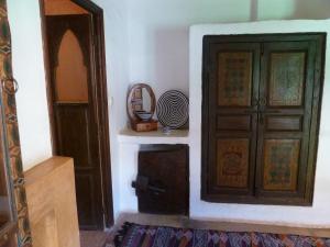 Habitación con puerta y estante con ventilador en Riad Cascades d'Ouzoud en Ouzoud