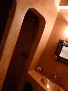 ein Bad mit einem Waschbecken und einem Spiegel in der Unterkunft Riad Cascades d'Ouzoud in Ouzoud