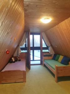 um quarto com 2 camas numa casa de madeira em Finnhütte Wolfsburg em Wolfsburg-Unkeroda