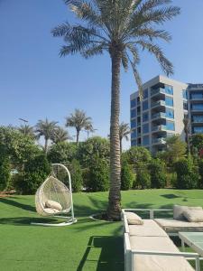 สวนหย่อมนอก Cozy 1-bedroom apartment in Dubai South with Pool