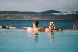 un hombre y una mujer sentados en una piscina en Insel der Sinne, en Görlitz
