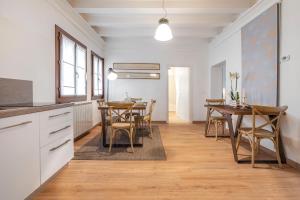 cocina y comedor con mesa y sillas en San Marco Schiavoni apartments, en Venecia