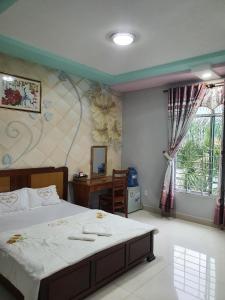 Säng eller sängar i ett rum på Khách Sạn Trường Thịnh