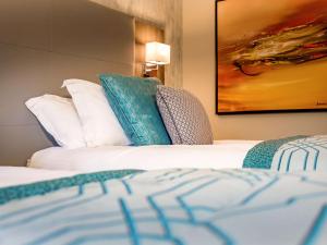 Una cama o camas en una habitación de Mercure Milton Keynes Hotel