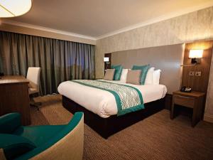 Tempat tidur dalam kamar di Mercure Milton Keynes Hotel