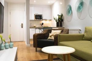 salon z kanapą i stołem w obiekcie Manzaneda Natura Apartaments T2 Dúplex w mieście Ourense