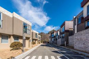 eine leere Straße in einem Apartmentkomplex in der Unterkunft Pyeongchang Ramada Hotel & Suite by Wyndham in Pyeongchang