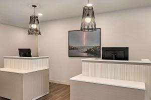 Телевизор и/или развлекательный центр в Microtel Inn & Suites by Wyndham Antigonish
