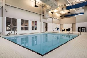 uma grande piscina num quarto grande em Microtel Inn & Suites by Wyndham Antigonish em Antigonish
