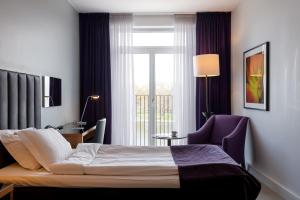 a hotel room with a bed and a window at Elite Stadshotellet Eskilstuna, Hotel & Spa in Eskilstuna