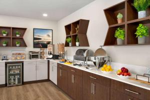 Кухня или кухненски бокс в Microtel Inn & Suites by Wyndham Antigonish
