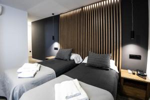 チバにあるラ オルサ デ アンヘルのベッド2台が隣同士に設置された部屋です。