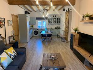 Fotografia z galérie ubytovania Alojamiento con amplio salón y chimenea. v destinácii Valverde