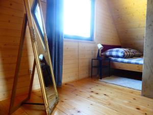 Un pat sau paturi într-o cameră la Szare Domki z Widokiem