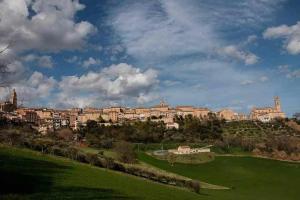 miasto na szczycie wzgórza z zielonym polem w obiekcie CASA LELLA Monte San Pietrangeli w mieście Monte San Pietrangeli