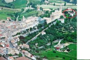 Pohľad z vtáčej perspektívy na ubytovanie CASA LELLA Monte San Pietrangeli