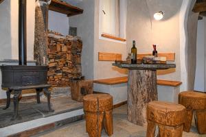 een kamer met een bar, een fornuis en krukken bij Povillus - Dimora Medievale in Quart