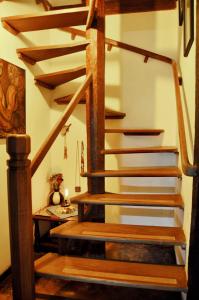 uma escada numa casa com degraus de madeira em Pousada Arte Urquijo em Paraty