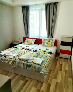 um quarto com uma cama e uma janela em Family Apartments Amadeus lux em Sunny Beach