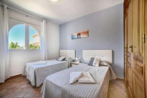 Posteľ alebo postele v izbe v ubytovaní Villa Alaska - PlusHolidays + 17 fotografií