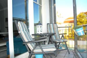 two chairs and a table on a porch at Haus Jahreszeiten Appartement Meeresrauscher by Unsere Urlaubszeit in Binz