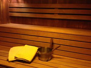 a towel and a bucket in a sauna at Parkhotel Kevelaer in Kevelaer