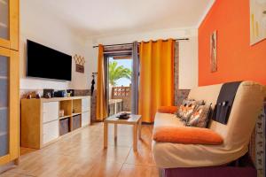 een woonkamer met een bank en een tv bij Casa Anpi in Costa de Antigua