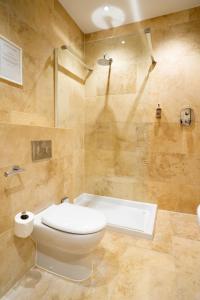 The Bear & Swan في بريستول: حمام مع مرحاض وحوض استحمام