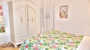 Postel nebo postele na pokoji v ubytování My Monopoli- Casa dei Fiori "Orchidea" Centro Storico