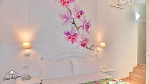 Postel nebo postele na pokoji v ubytování My Monopoli- Casa dei Fiori "Orchidea" Centro Storico