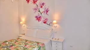 Postel nebo postele na pokoji v ubytování My Monopoli- Casa dei Fiori "Orchidea" Centro Storico