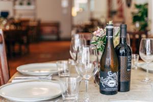uma garrafa de vinho sentada numa mesa com copos em The Bear & Swan em Bristol