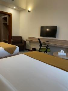 Un pat sau paturi într-o cameră la Grand Tourist Hotel
