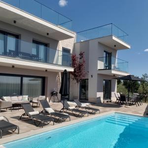 Bazén v ubytovaní Villa Olive Hill alebo v jeho blízkosti