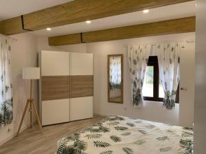 Fotografia z galérie ubytovania Alojamiento con amplio salón y chimenea. v destinácii Valverde