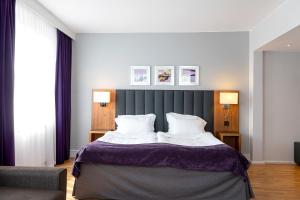 a bedroom with a large bed with two pillows at Elite Stadshotellet Eskilstuna, Hotel & Spa in Eskilstuna