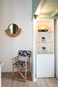 a room with a chair and a mirror at Le Gary - Appartement atypique refait à neuf - A deux pas Parc Tête d'Or in Lyon