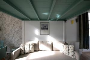 a living room with a couch and a ceiling at Le Gary - Appartement atypique refait à neuf - A deux pas Parc Tête d'Or in Lyon