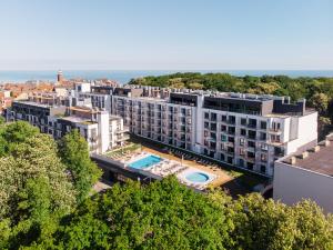 Vista de la piscina de CHILLIapartamenty - Nadmorskie Tarasy - MORSKI z dostępem do basenu o d'una piscina que hi ha a prop