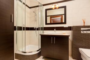 W łazience znajduje się prysznic i umywalka. w obiekcie Apartments Chełmońskiego Warsaw Ursus by Renters w Warszawie