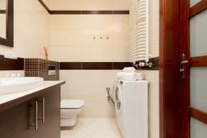 Koupelna v ubytování Apartments Chełmońskiego Warsaw Ursus by Noclegi Renters