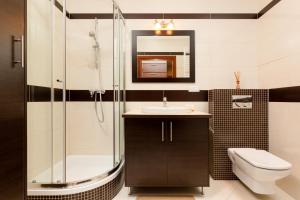 Koupelna v ubytování Apartments Chełmońskiego Warsaw Ursus by Noclegi Renters