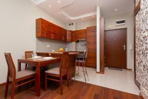 Kuchyň nebo kuchyňský kout v ubytování Apartments Chełmońskiego Warsaw Ursus by Noclegi Renters