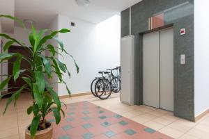 Jízda na kole v ubytování Apartments Chełmońskiego Warsaw Ursus by Noclegi Renters nebo okolí