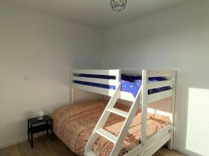 - une chambre avec des lits superposés et une échelle dans l'établissement LES HORIZONS, à Camiers