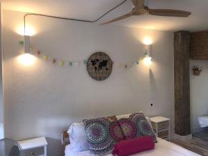 Un dormitorio con una cama con almohadas. en apartamento Torreblanca del sol Beach en Fuengirola